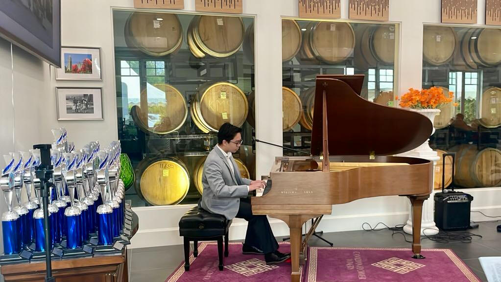 Piano performance at Canadian Flower Winery, Richmond (June 2023)